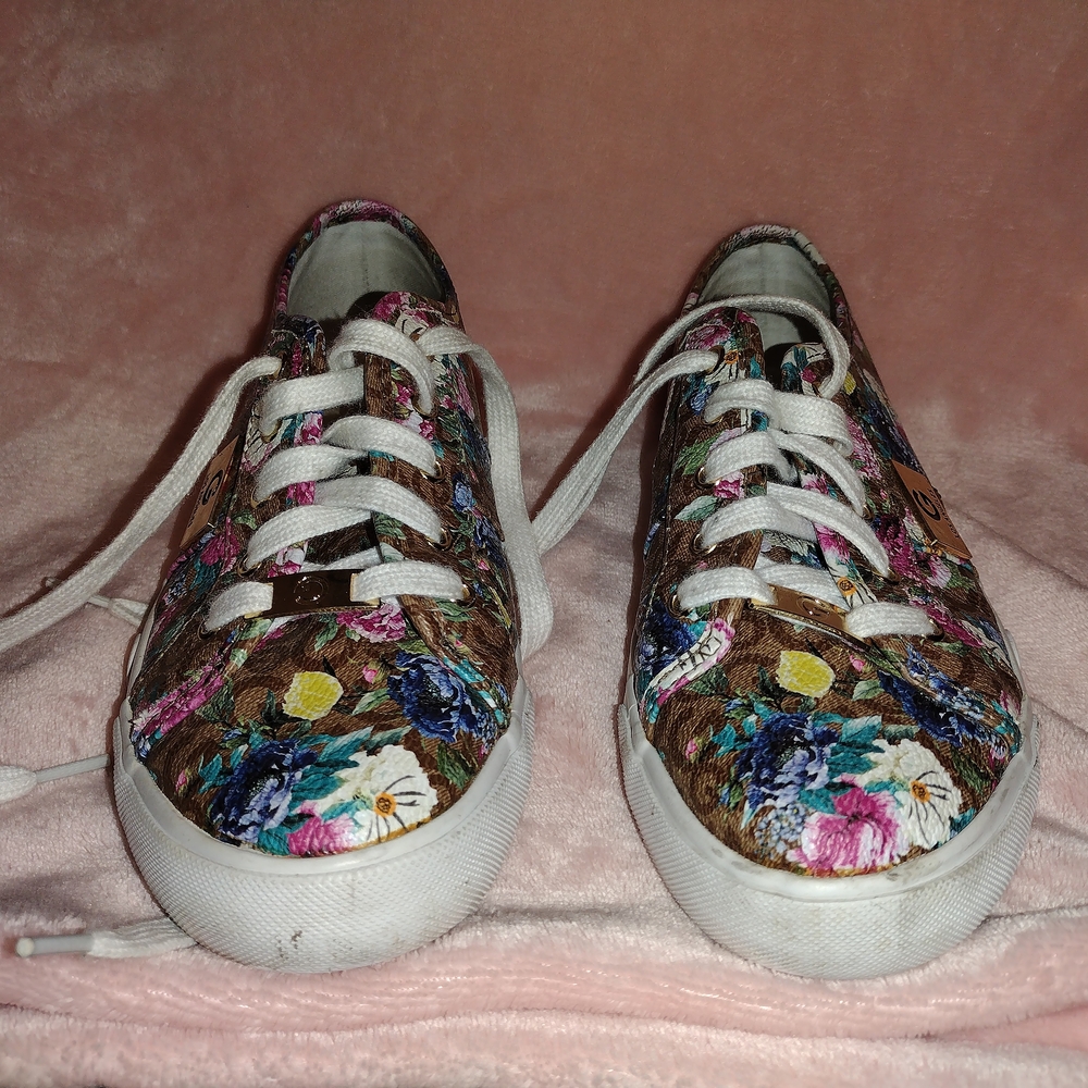 GBG Los Angeles Floral Canvas Sneakers